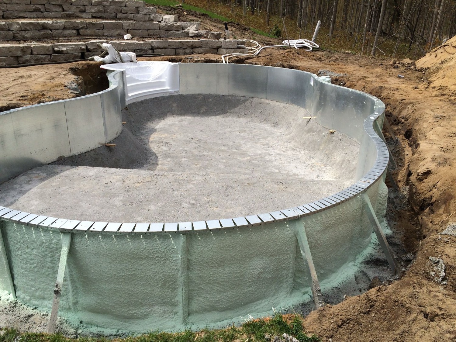 Circular pool shell with insulation applied to the exterior
